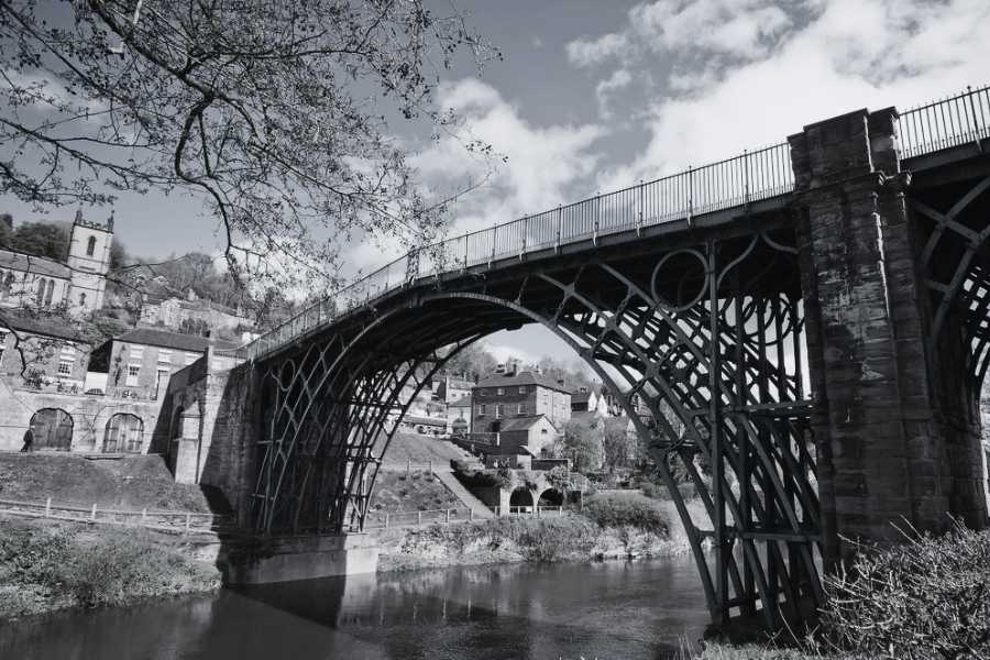 Iron Bridge là cây cầu đầu tiên làm bằng gang trên thế giới
